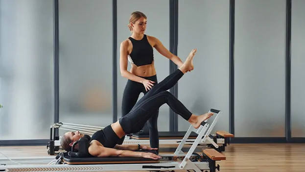 activación del core en pilates terapéutico para dolor de espalda con control de movimiento