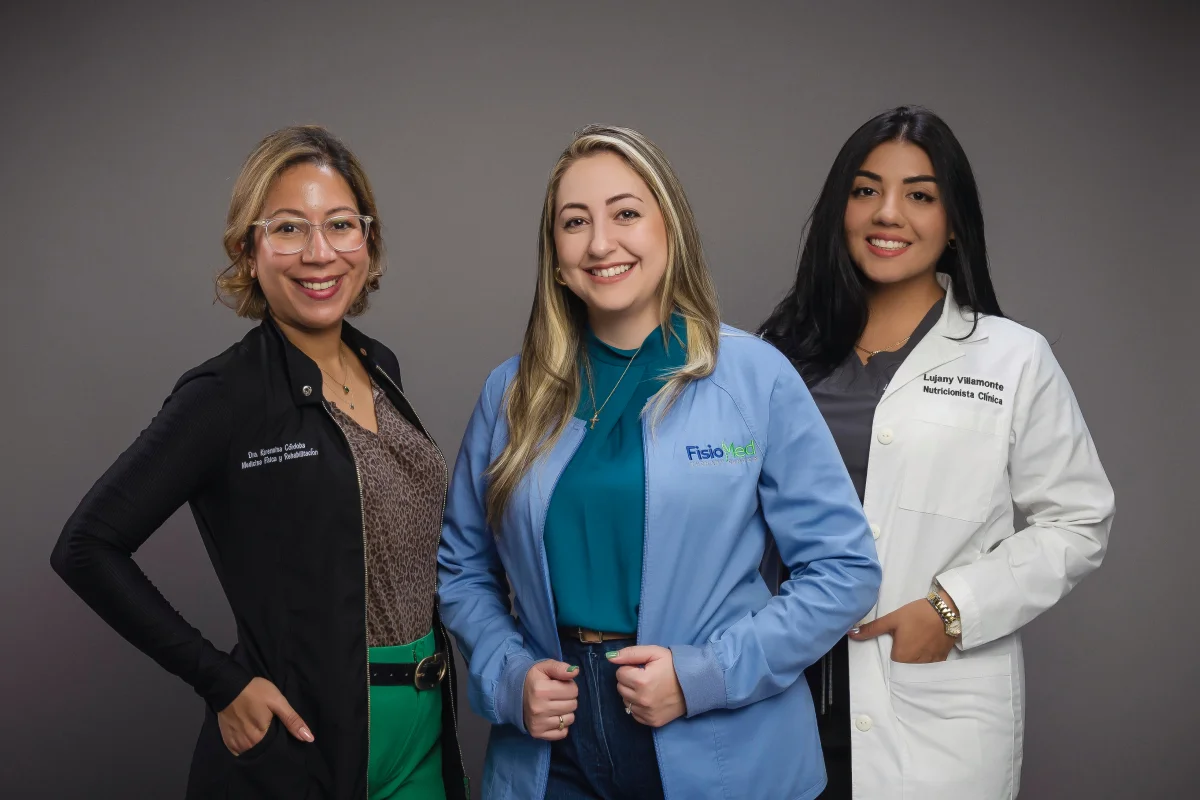 Retrato grupal de tres especialistas de FisioMed Therapy Center
