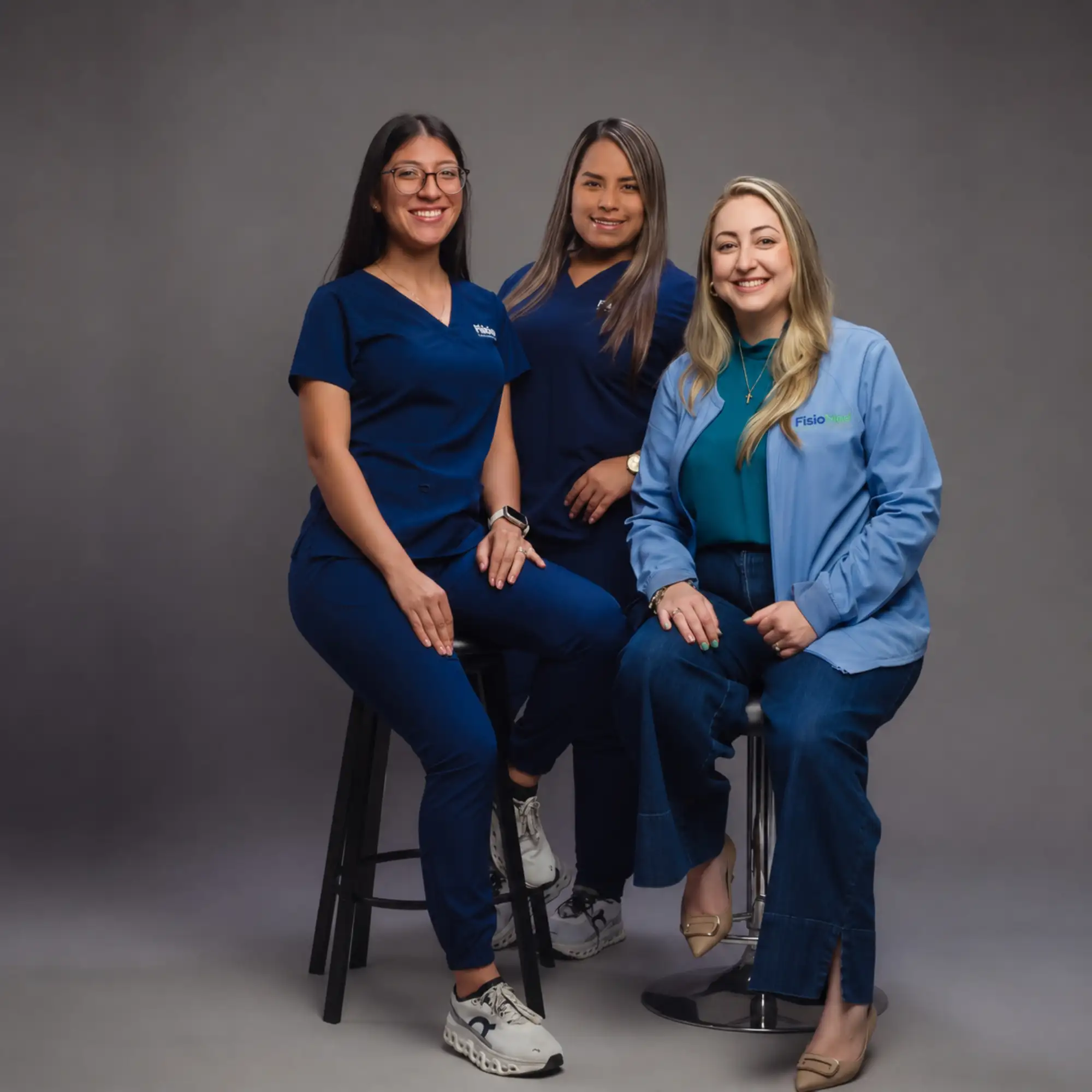 Retrato grupal de tres profesionales de FisioMed Therapy Center