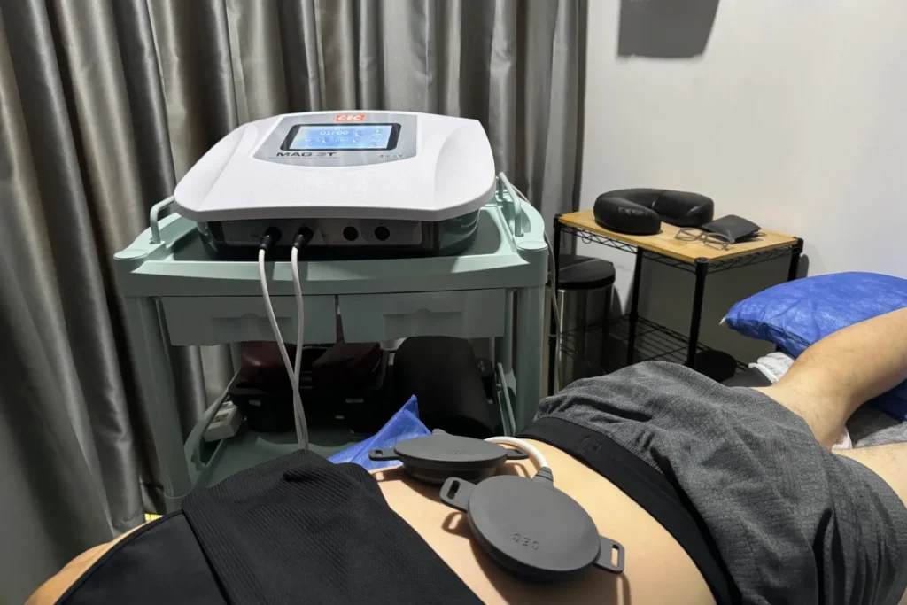 Paciente acostado con aplicadores de magnetoterapia sobre el abdomen