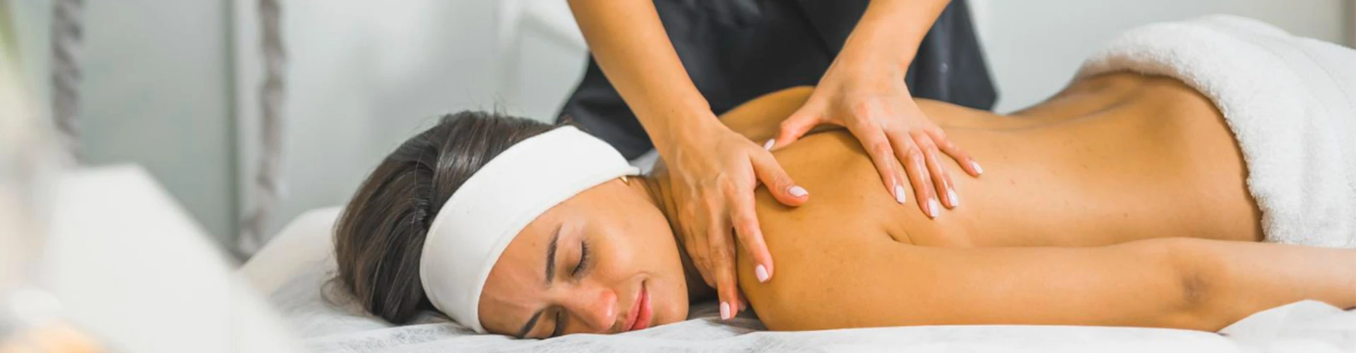 Paciente recibiendo un masaje en la parte superior de la espalda | FisioMed Therapy Center