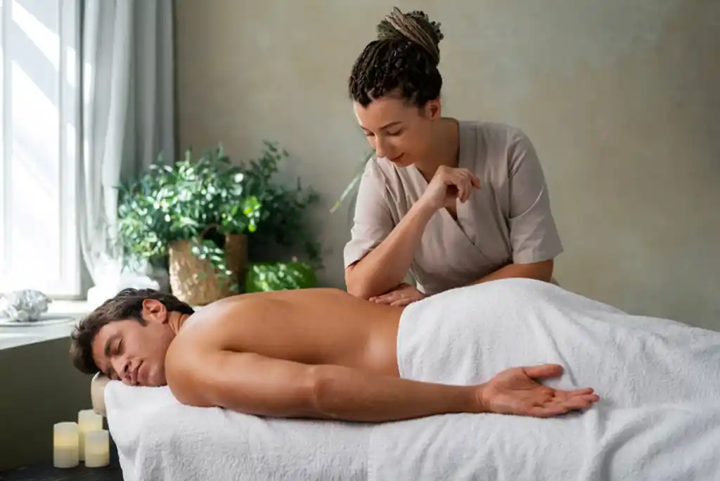 Terapeuta realizando un masaje de espalda a un paciente