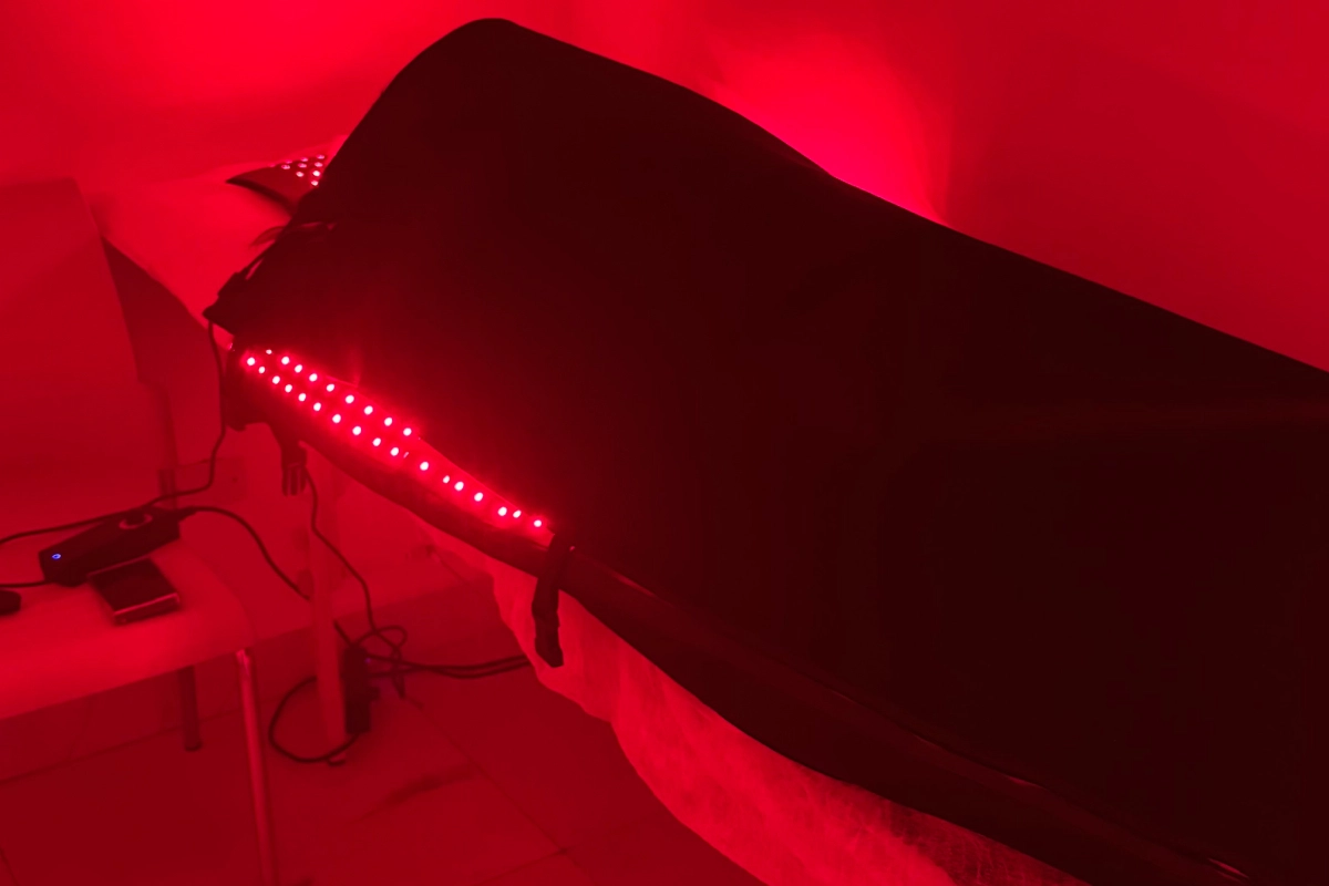 Paciente recibiendo terapia de luz roja bajo paneles luminosos