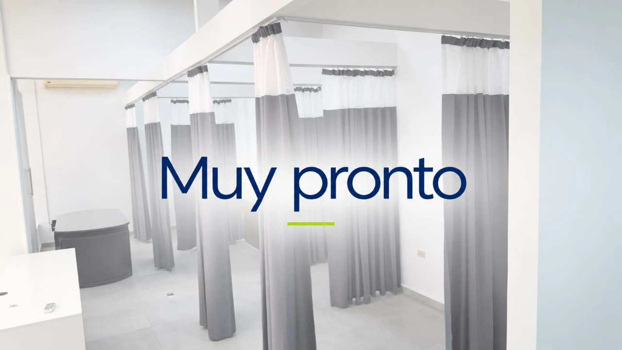 Interior de la nueva sede de FisioMed en David, Chiriquí, con áreas de tratamiento y mensaje “Muy pronto".