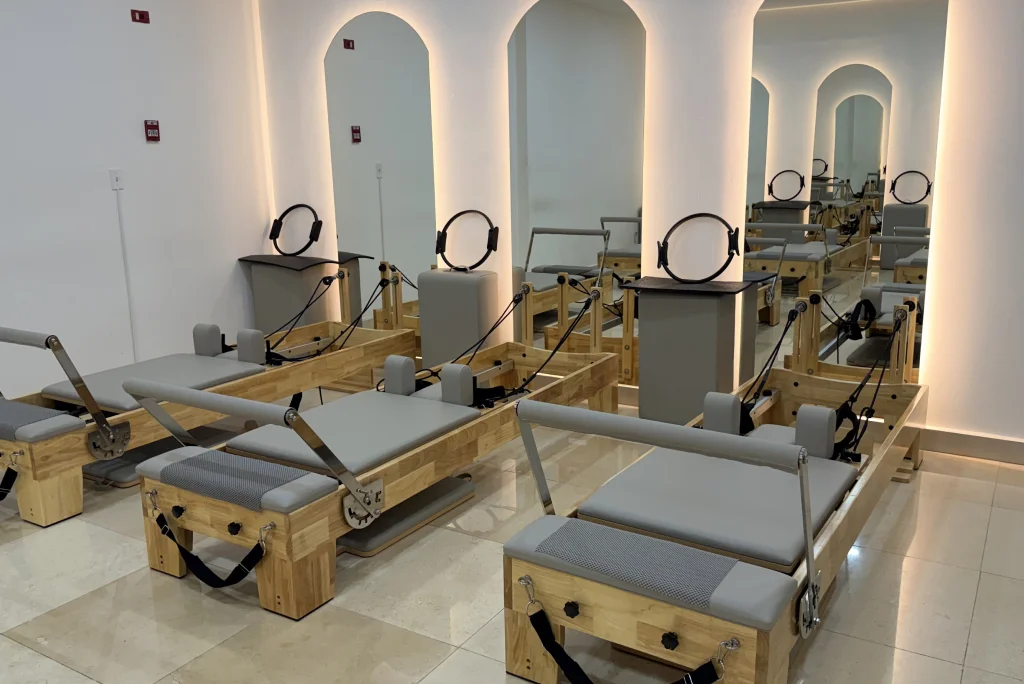 Máquinas Pilates Reformer de madera con aros de pilates para rehabilitación física en FisioMed, Panamá